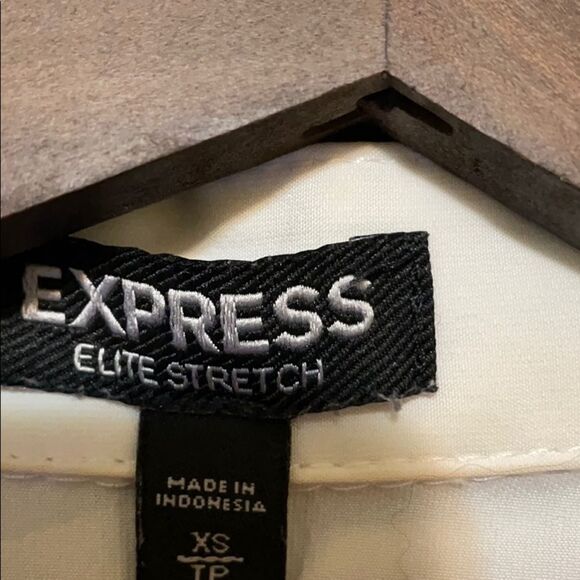 White sleeveless top - Picture 10 of 11